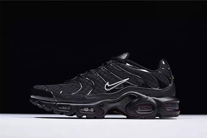 Nike Air Max Plus Black Metallic Silver 852630-015